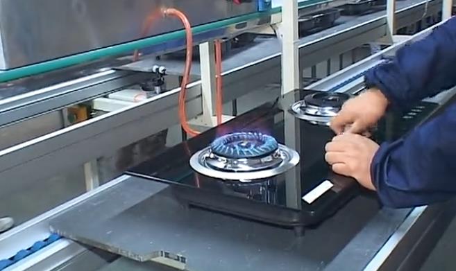 灶具厂家生产灶具明火包装前的最后一道检测