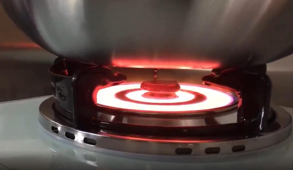 平底锅使用红外线燃气灶，红外线炉的效果